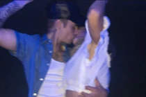 Justin Bieber tung ảnh hôn chân dài Hailey Baldwin đắm đuối