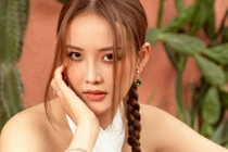 Nhan sắc Trương Mỹ Nhân, người mẫu trả nợ cho mẹ từ năm 16 tuổi