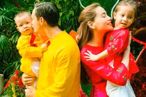 Khoảnh khắc đáng yêu của cặp song sinh nhà Hồ Ngọc Hà - Kim Lý