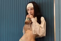 Khổng Tú Quỳnh mặc ngắn cũn, khoe vóc dáng gợi cảm