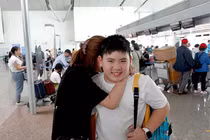 Bạn gái Bằng Kiều khóc khi tiễn 4 mẹ con Trizzie Phương Trinh về Mỹ