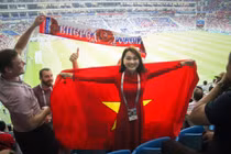 Ngọc Nữ diện áo dài sang Nga cổ vũ đội tuyển Anh