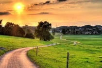 Gửi con về quê nghỉ hè, bà nói tiền trông cháu, tôi bối rối