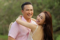Khoảnh khắc tình tứ của Chi Bảo bên vợ kém 16 tuổi