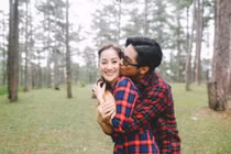 “Vợ già chồng trẻ” đã sao, cặp đôi này vẫn hạnh phúc viên mãn