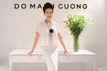 Diễm My trẻ trung quý phái với váy trắng ở tuổi 53