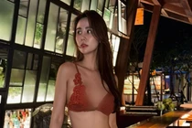 Huyền Lizzie diện bikini bé xíu, khoe cặp “tuyết lê” căng tràn