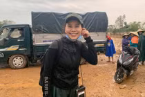 Xúc động loạt ảnh mẹ Hồ Ngọc Hà lặn lội cứu trợ miền Trung