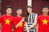 Dương Tú Anh cổ vũ đoàn thể thao VN dự SEA Games