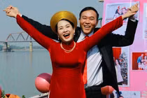 Nghệ sĩ Lan Hương - Đỗ Kỷ kỷ niệm 35 năm ngày cưới trên thuyền