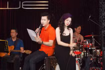 Thanh Thảo và Quang Dũng tựa lưng say sưa tập song ca