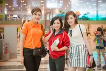 Tú Anh - Phương Thanh đi Singapore cổ vũ đội tuyển Việt Nam