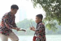 Xuân Bắc mặc áo đôi lòe loẹt với con trai