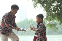 Xuân Bắc mặc áo đôi lòe loẹt với con trai