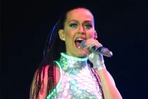 Katy Perry yêu cầu riêng một giúp việc chỉ gọt hoa quả
