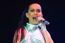 Katy Perry yêu cầu riêng một giúp việc chỉ gọt hoa quả