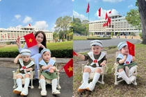 Biểu cảm đáng yêu của cặp song sinh nhà Sam trước Dinh Độc Lập