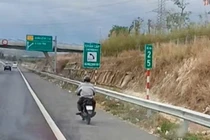 Hiểm nguy rình rập: Xe máy 'lạc lối' trên cao tốc Phan Thiết - Dầu Giây