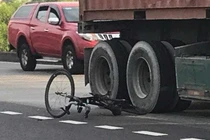 Đạp xe vào làn ô tô, người phụ nữ bị container cán tử vong