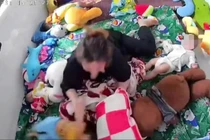 Phẫn nộ trước vụ bảo mẫu bạo hành trẻ em tại Tiền Giang 