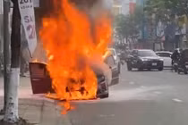 Xe hơi 4 chỗ bốc cháy dữ dội sau tiếng nổ ở Đà Nẵng