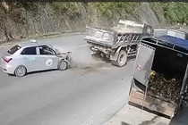 Đâm vào đuôi xe tải đang lùi, tài xế xe con tử vong