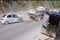 Đâm vào đuôi xe tải đang lùi, tài xế xe con tử vong