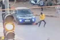 Vợ cùng nhân tình lái xe ô tô đâm chồng rồi bỏ chạy