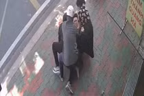 Hai anh em ruột rủ nhau dùng búa đi cướp tiệm vàng