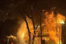 Châm lửa đốt nhà sau khi uống rượu và cãi nhau với vợ