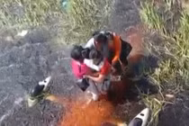 Máy bay rơi xuống đầm cá sấu, thót tim giải cứu hành khách