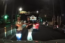 Nhóm người chửi bới, đập phá xe taxi công nghệ giữa phố