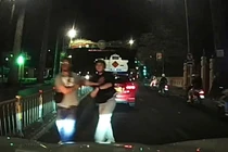 Nhóm người chửi bới, đập phá xe taxi công nghệ giữa phố