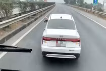 Xe hơi tạt đầu, chặn xe khách giữa đường cao tốc