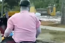 Nhóm biker buông hai tay điều khiển mô tô trên đường ven biển