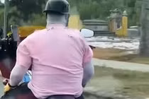 Nhóm biker buông hai tay điều khiển mô tô trên đường ven biển