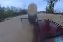 Giải cứu người đàn ông mắc kẹt trên ô tô giữa dòng nước lũ