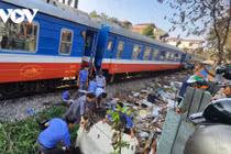 Khoảnh khắc tàu hỏa va chạm với tài xế xe ôm công nghệ