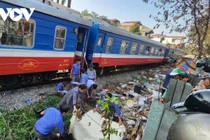 Khoảnh khắc tàu hỏa va chạm với tài xế xe ôm công nghệ