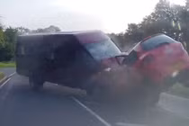 Xe khách chạy ngược chiều va chạm kinh hoàng với xe con