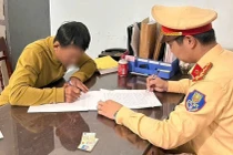 Chặn đầu xe khách trên quốc lộ, xe con bị lập biên bản 