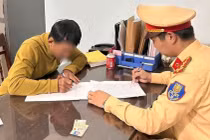 Chặn đầu xe khách trên quốc lộ, xe con bị lập biên bản 