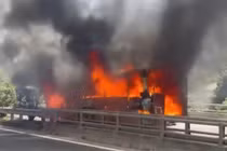 Xe tang bất ngờ cháy dữ dội trên cao tốc