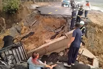 Giải cứu 2 người đàn ông rơi xuống hố khi đường bị sụt lún 