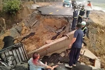 Giải cứu 2 người đàn ông rơi xuống hố khi đường bị sụt lún 