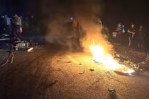 Kinh hoàng 2 xe máy bốc cháy sau va chạm, 2 người tử vong