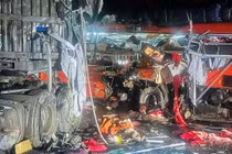 Tai nạn xe đầu kéo và xe khách khiến 6 người tử vong 