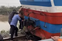 Xe máy va chạm với tàu hỏa khiến 1 người tử vong