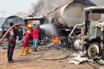 Nổ xe bồn chờ nhiên liệu, gần 100 người thiệt mạng