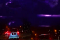 Sét màu tím lóe sáng giữa bầu trời khiến nhiều người hoảng sợ